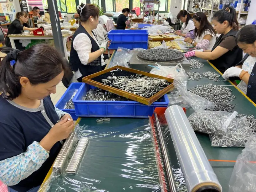 Kunyu Jewelry 12.000 xüsusi Kuba zəncir və bilərzik dəstinin Şimali Amerikaya göndərilməsini tamamlayır